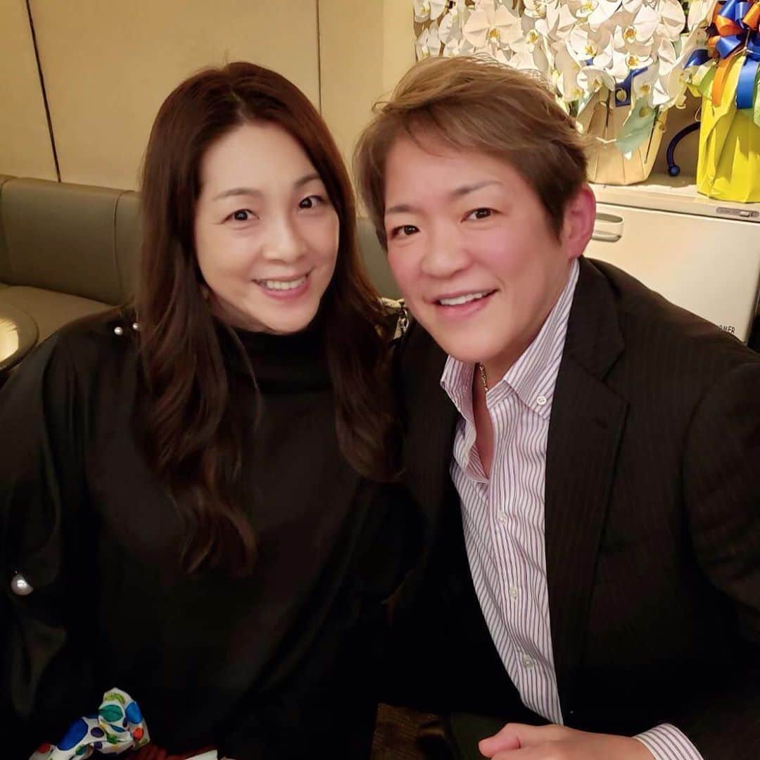 井上貴子のインスタグラム：「ライオネス飛鳥さま♡  人格者だ！  ヤバイよ！ヤバイよ！ オトナだよ！！ お食事に連れて行ってもらって ともさんのお店に行って  あっという間に時間が過ぎた…  楽しすぎたーー♡^ ^♡ LOVE❤️ Happyで^ ^  #井上貴子  #LLPWX #女子プロレス #紅緒と柊音 #トイプードル部 #ライオネス飛鳥 #gangs #美らしゃぶ亭 #人格者」