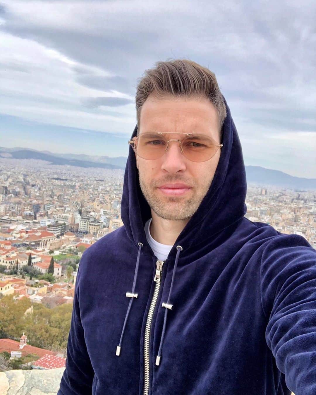 ヘスス・フェルナンデス・コラードのインスタグラム：「🇬🇷🙏🏼🌤 #picoftheday #monday#instamood#dayoff#athens#athensvibe#acropolis#instagood#lifestyle#balmain」