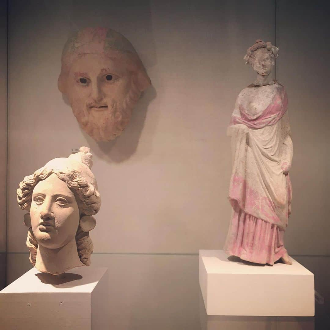 アレクサ・チャンさんのインスタグラム写真 - (アレクサ・チャンInstagram)「Ancient Greece via the 77th street portal.」3月10日 8時17分 - alexachung