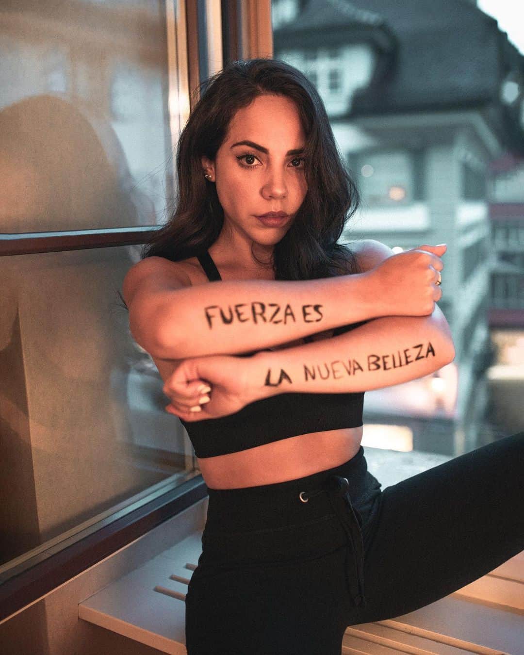 Katy Esquivelのインスタグラム：「Muchas veces me han dicho NO. “Las mujeres no pueden viajar solas” “Eres bonita, para ti no es difícil conseguir cosas” “No haces nada porque el novio te lo paga todo” Antes escuchaba esas voces y me sentía triste, pensaba que estaba haciendo algo mal, pero ya no. Esas opiniones no me definen, no hablan de lo que soy ni de lo que seré. Yo elegí ignorar esas críticas absurdas y seguir mis pasiones porque quiero vivir mis sueños. Es por eso que quiero que todas las mujeres, adolescentes y niñas que me siguen lean esto y sepan que no deben ser el tipo de mujer que otros quieren que sean, sino el que ustedes elijan ser. Sueñen con estudiar, trabajar y vivir de sus pasiones sin límite. Nunca duden de sus capacidades a pesar de que se encuentren con personas que las hagan dudar. Fuerza es la nueva belleza y ustedes ya son más fuertes de lo que creen! Merecen todas y cada una de las oportunidades que la vida les ofrece. Ahora solo piensen, si solas logramos cosas increíbles, imagínense todo lo que haríamos si estuviéramos siempre unidas ❤ #8M」