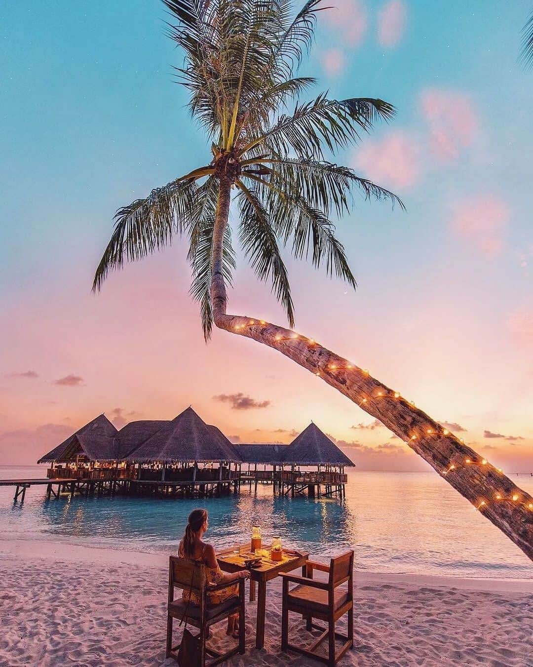 Izkizのインスタグラム：「Romantic dinner for one under the stars ⭐️ Just kidding @iamtravelr joined me after he took the photo (read: 100 photos) 😁」