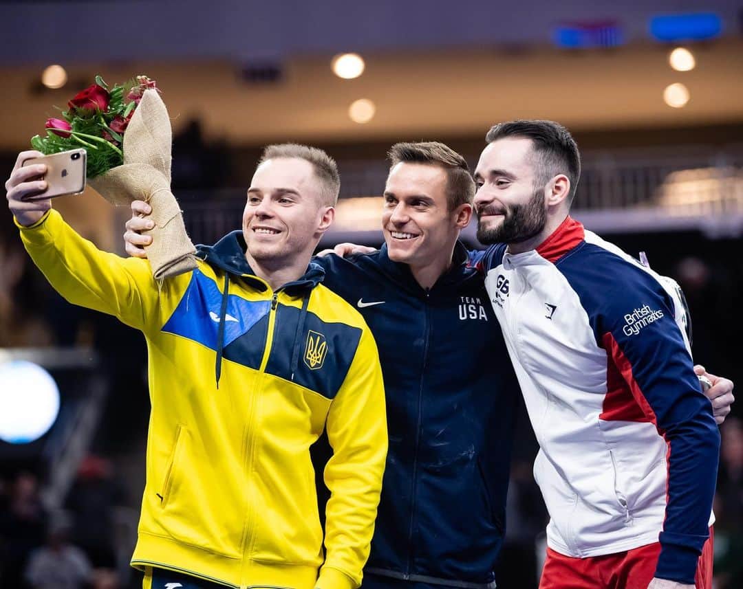 サミュエル・ミクラクのインスタグラム：「I feel like all people hear about gymnastics now a days are the negatives. I want to dedicate this post to letting people know the positives of being a male gymnast nowadays. After this American Cup I was reminiscing with some of the gymnasts about all the times we’ve been together and the stories we’ve acquired over the years and that’s when it hit me. I’ve never felt any malice or negativity from any of my competitors since I started competing on the world stage in 2012. Most sports have rivalries, shit talking, and unnecessary drama. I’m happy to report I haven’t felt any of that through out my whole career. The worst of it only comes from the media, but in terms of the sportsmanship and quality of character, I will say men’s gymnastics is unparalleled to any other sport. I’ve never been more proud to be a gymnast and have made so many friends through out the years. To end, I just want to say thank you to all of the gymnasts that have made this sport so rewarding and don’t ever change. Let’s stick together, fight together, and keep having fun together. Positivity will always win 😊」