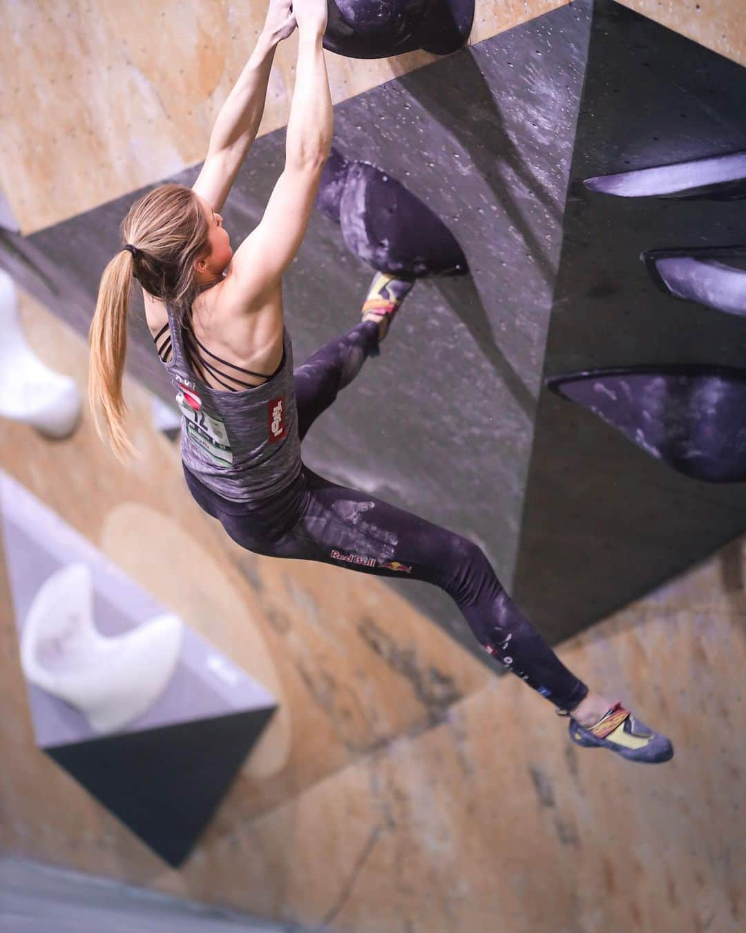 ジェシカ・ピルツのインスタグラム：「The Studio Bloc Masters 2020 were once again an amazing event @studio_bloc_darmstadt 👏 Had a great time trying hard on the boulder problems and making it into finals is a good start to the season.  Next up: become friends with toe hooks 😂 #sbm2020 #studiobloc #darmstadt #bouldering 📸 @pho.metheus」