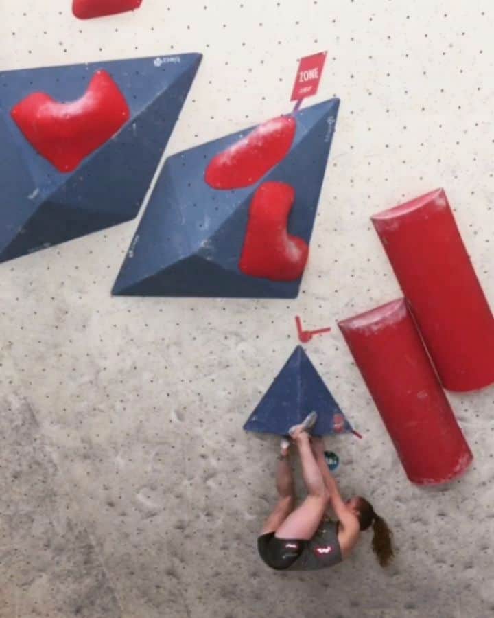 ハンナ・シューベルトのインスタグラム：「When you think you can do it without the feet first toe hook, do a 360 turn and then just step back down on the mat because you're lost😂 Swipe for the send on my 2nd go after I had reset my mind and just DID the obvious beta instead of going round and round like an idiot 🤦‍♀️😂 🎥 From the Boulder simulation @kletterzentruminnsbruck」