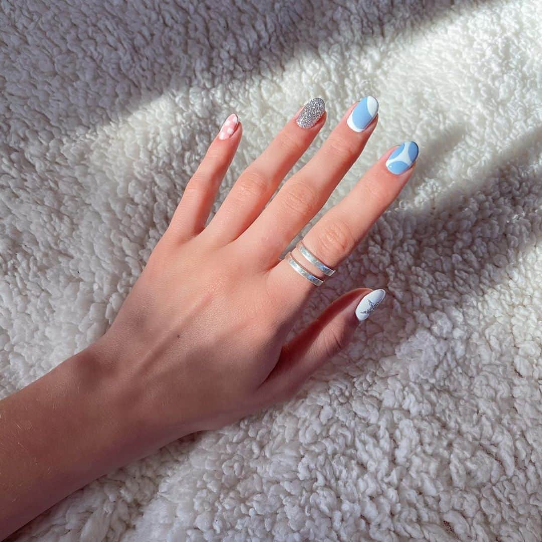 エミリー・ラッドのインスタグラム：「did i film the whole process of me painting this set so i could make an IGTV for y’all? yes. was i in frame for any of it? hahahahahahaha absolutely not please enjoy the end result」