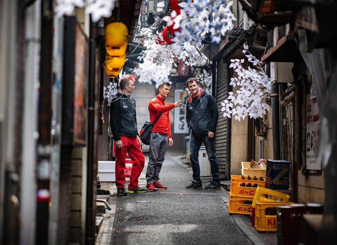 アレックス・メゴスさんのインスタグラム写真 - (アレックス・メゴスInstagram)「Checking out some backstreets in Shinjuku with the team. #backstreetboys  #stylefirst #carrotsforpower」3月10日 4時21分 - alexandermegos