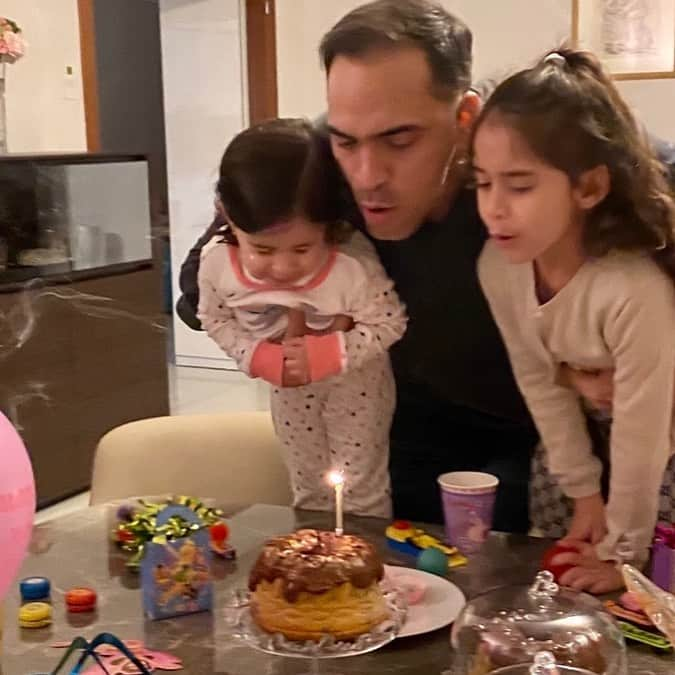 パストール・マルドナドのインスタグラム：「De cumpleaños con mis amores 😍🥳 My birthday with the little princesses 😍 ——————————————————— #happybirthday #birthday #love #family #princesses #2020 #march #lifestyle #fitness #instafit #fitnessmotivation #fit #cars #f1 #sport #sportlife #father #watchcollector #followforfollowback #follow #followme #likeforlikes #auguri #felizcumpleaños」