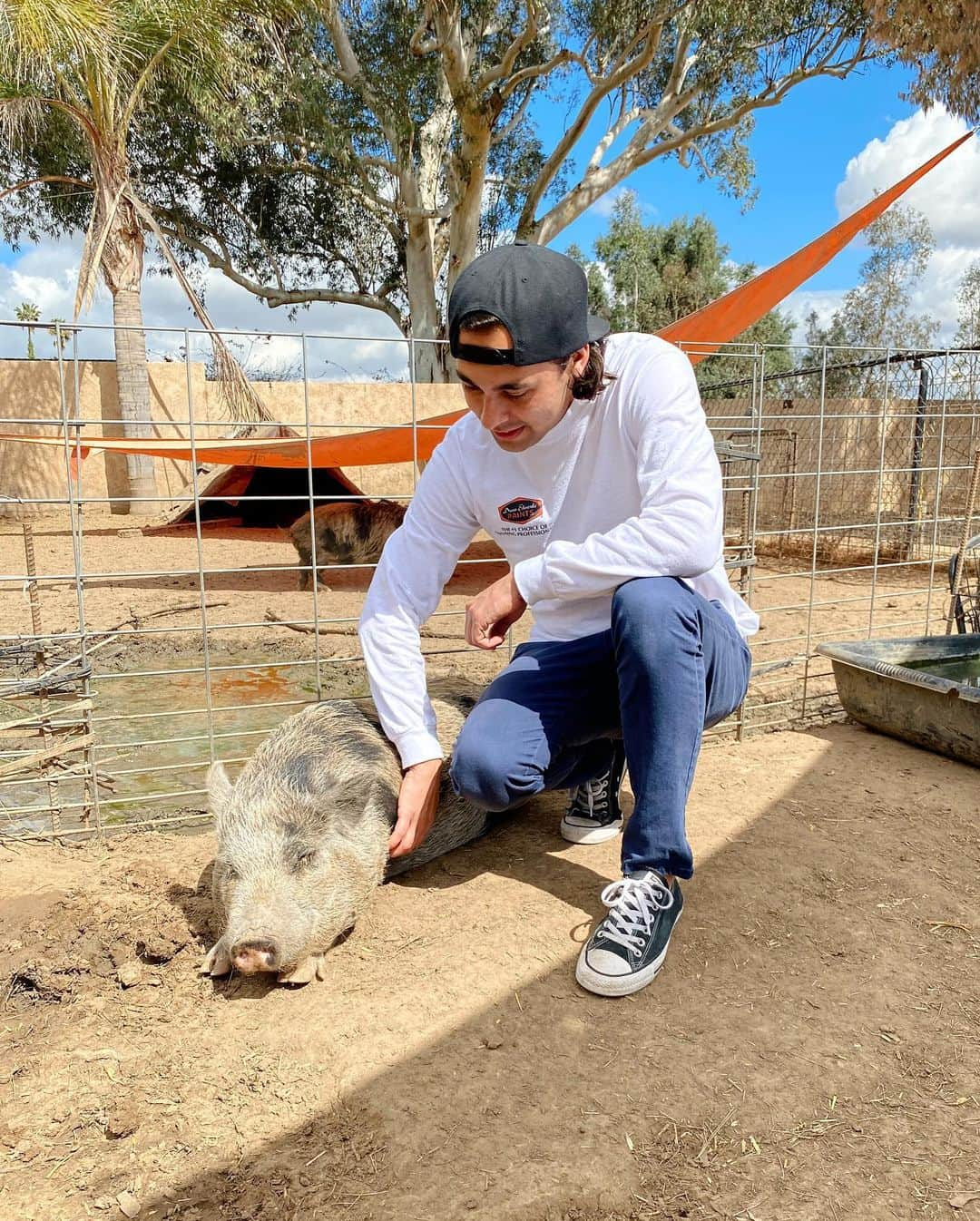 ヴィック・フエンテスさんのインスタグラム写真 - (ヴィック・フエンテスInstagram)「And here’s me with some pigs 🐷」3月10日 4時27分 - piercethevic