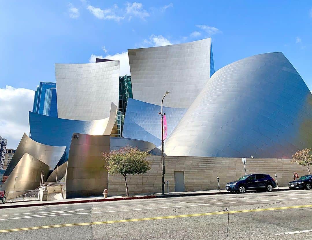筑間はこべのインスタグラム：「Feb 23. 2020  LA﻿ ﻿ 衝撃的建築😮✴︎ ﻿ 文化と芸術に資するためにディズニー家が1億ドル以上出して建設🏗﻿ ﻿ #水平と垂直がない奇跡の建造物✨」