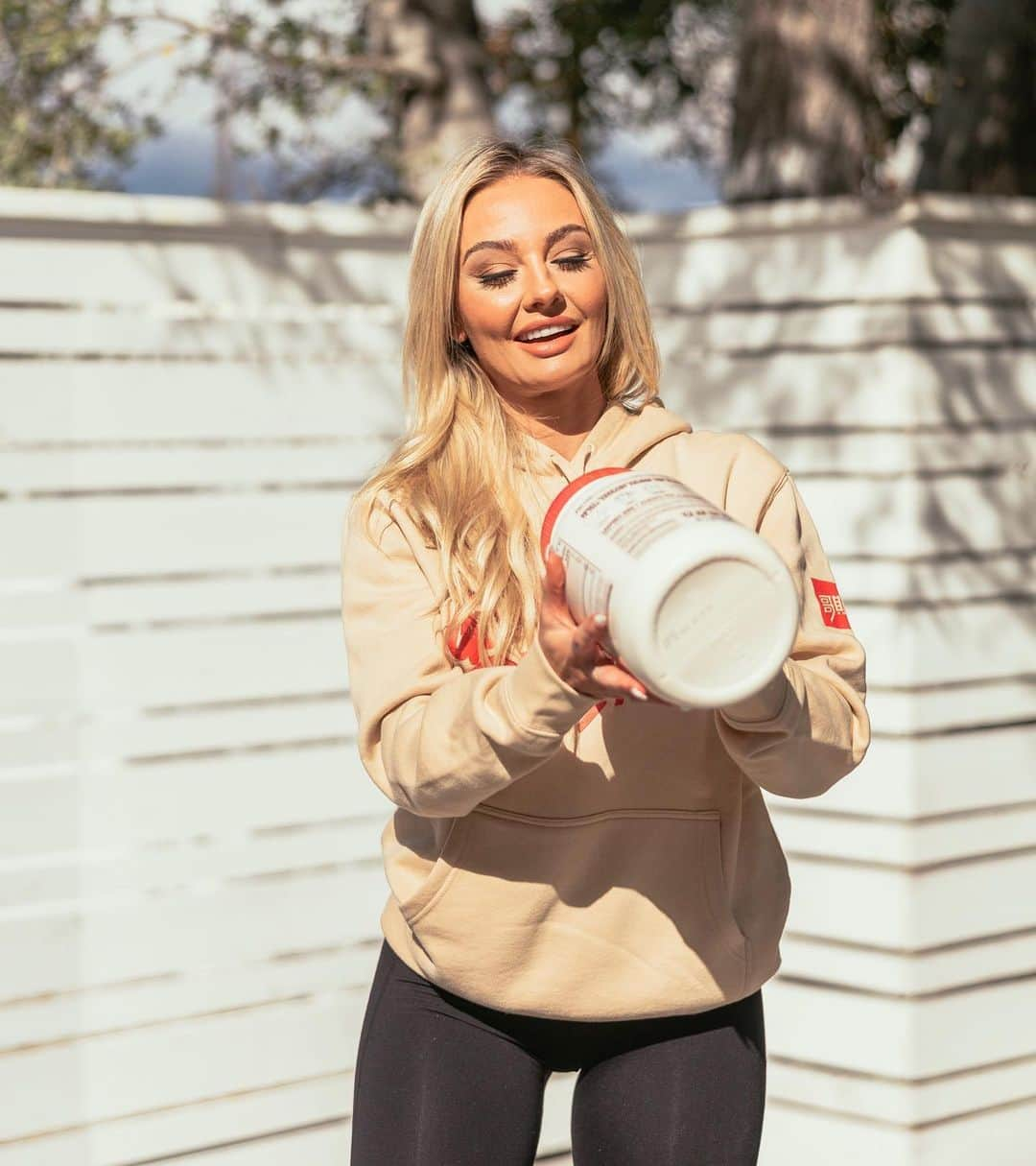 BROOKE EVERSさんのインスタグラム写真 - (BROOKE EVERSInstagram)「When the latest @ghostlifestyle “CHOC CERAL MILK” Vegan protein gets delivered to ya door!!!! 😋 You guys can use my code “Brooke Evers” for discount at checkout!」3月10日 4時41分 - brookeevers