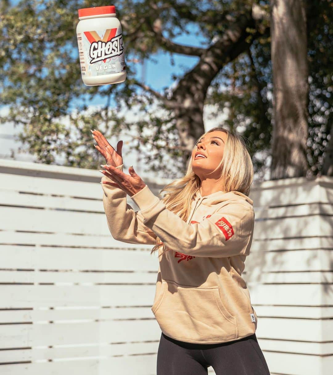 BROOKE EVERSさんのインスタグラム写真 - (BROOKE EVERSInstagram)「When the latest @ghostlifestyle “CHOC CERAL MILK” Vegan protein gets delivered to ya door!!!! 😋 You guys can use my code “Brooke Evers” for discount at checkout!」3月10日 4時41分 - brookeevers