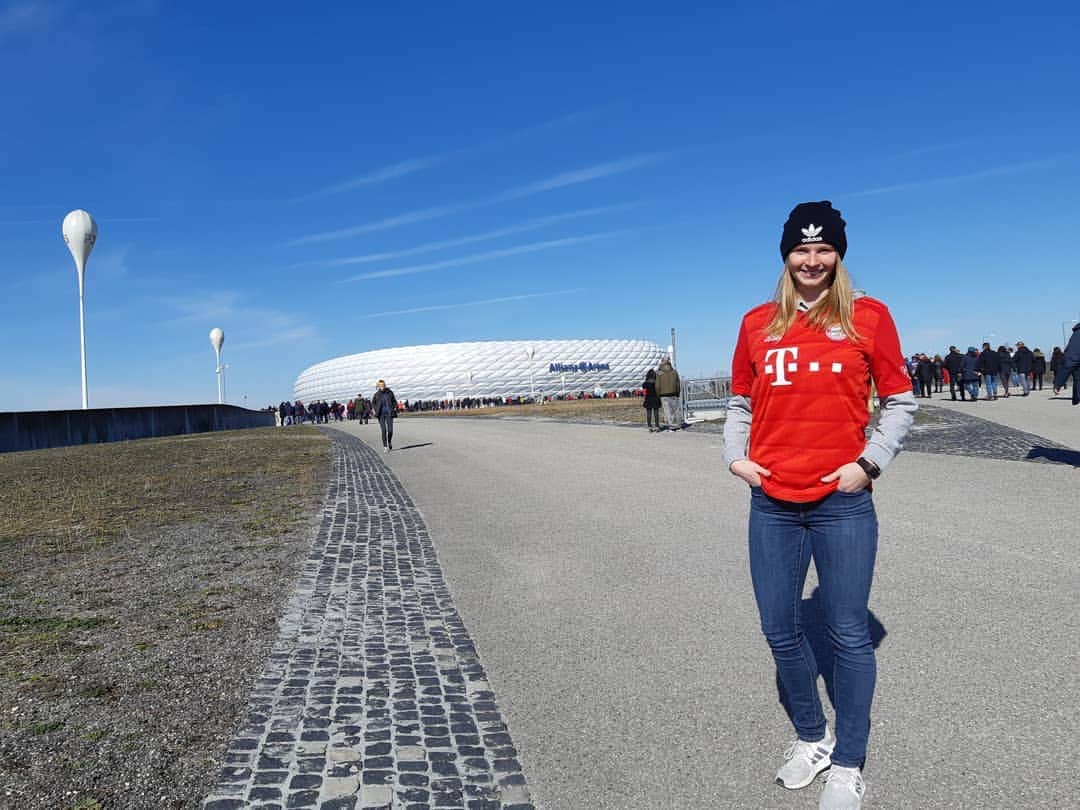 Jessica-Bianca WESSOLLYのインスタグラム：「Sonntagsausflug mit meinem Bruder nach München zum Bundesligaspiel des FC Bayern München ⚽️ Es war eine schöne Abwechslung zum harten Trainingsalltag 🤗 #adidas #AdiJess #bundesliga #fcbayern #münchen #geschwisterliebe」