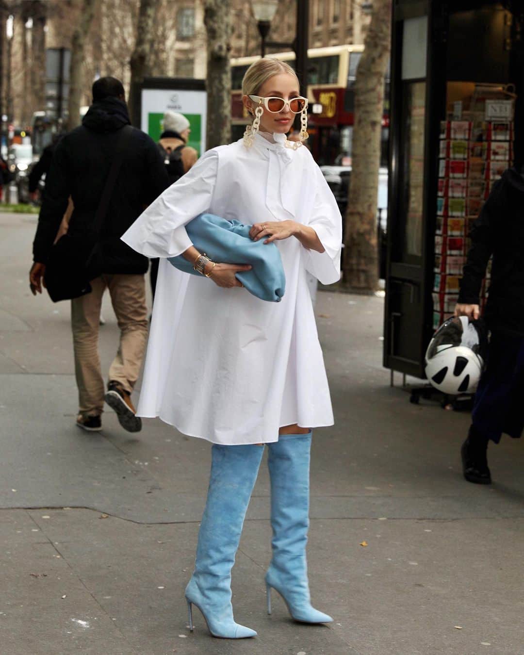 レオニー・ハンネさんのインスタグラム写真 - (レオニー・ハンネInstagram)「Blouse dress & baby blue boots.🦋 Anzeige/Tags #Givenchy #LindaFarrow #pfw」3月10日 4時52分 - leoniehanne