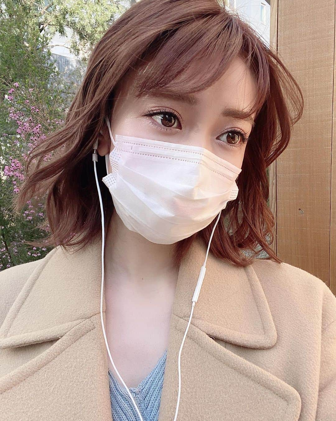 新部宏美さんのインスタグラム写真 - (新部宏美Instagram)「ついに、ついについにわたしも花粉症デビューな予感🤧🌼🌼🌼 * #IHADA の#アレルスクリーンスプレー と#薬用とろけるバーム が手放せません🧡💙🧡💙 * スプレータイプだからメイクの上からシューっとお出かけ前にかけるだけで花粉やウイルスから守ってくれる最強アイテム🥺✨ * そして薬用バームはマキア1位&アットコスメ1位を受賞してるの🥳 指に乗せるとスゥーっと溶けていく感じがオイルに近いかな？🧼 この高精製ワセリンというのが、ワセリンの中でも限りなく不純物を取り除いた「ハイグレードワセリン」 で特別な精製技術によって資生堂が世界に先駆けて開発したものなんだって😳👏👏 お顔、身体どこにでも使えて本当に万能🥰 とってもオススメな二つです💓 IHADAの他のスキンケアグッズも口コミが良くて気になる‼️‼️ * * #イハダ#ワセリン#ワセリンリップ#花粉症#花粉症対策#見えないマスク#花粉症グッズ#乾燥肌対策#乾燥肌にオススメ#万能#オススメ美容#ウイルス対策#花粉症デビュー」3月10日 5時03分 - piromin_1202