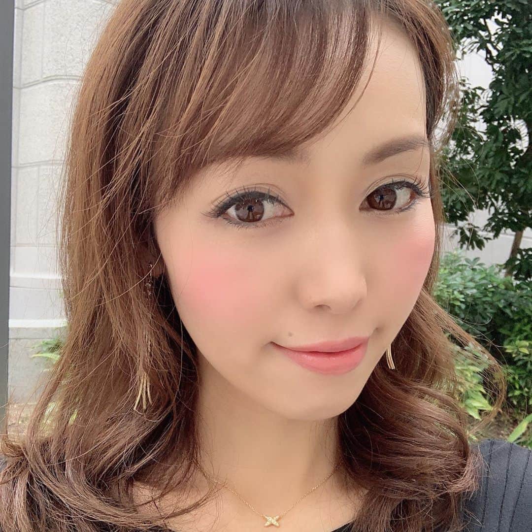 澤野井香里のインスタグラム：「@little_lycka_umeda にマツエクメンテナンスへ✨﻿ ﻿ ナチュラルなのにマスカラなしでもパッチリ仕上がって1ヶ月持つ#フラットマットラッシュ　が良すぎて、わざわざ大阪まで通う価値のある大好きなサロン(*^^*)﻿ ﻿ 子供達が長い睫毛が気になって一緒にお風呂入ってる時とかいつも引っ張ってくるよ😂﻿ ﻿ コロナで色々予定がキャンセルや変更になってしまい、この先の予定も立て辛いしほんとに早く終息してほしいな。。。。﻿ 悪いことの後にはいいことがきっと待ってるはず⭐️ ﻿ ﻿ 全体♦︎ピュアカール 10.11.12mm﻿ 目尻♦︎シャインカール 12mm﻿ 150本/お仕上げコーティング👁﻿ ﻿ 梅田・甲子園・三宮・心斎橋﻿ ご予約&お問い合わせ☎︎﻿ @lycka_eyelash_este ﻿ @lycka_nishinomiya ﻿ @lycka_mm ﻿ 西宮→0798-41-7572﻿ 神戸・大阪 →080-4240-6157 ﻿ ﻿ #ks_20✨ #ks_beauty✨　#リトルリッカ　#リトルリッカ梅田　#睫毛エクステ　#プライベートサロン　#大阪マツエク #マツエクデザイン」