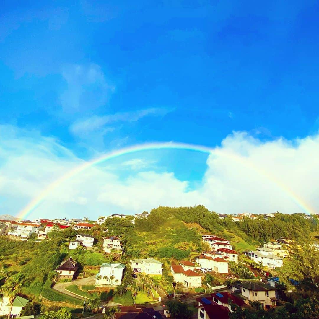 マキ・コニクソンさんのインスタグラム写真 - (マキ・コニクソンInstagram)「ハワイからおっはー！ うちのラナイから虹ちゃまが顔出してくれました！それもダボーです！ 朝から幸先良いね！🌈🌈 今日も免疫力アップしてコロナを吹っ飛ばしてぶっ飛ばそう！💪🏼 #ハッピーレインボーのおすそ分け🌈🌈」3月10日 6時33分 - makikonikson