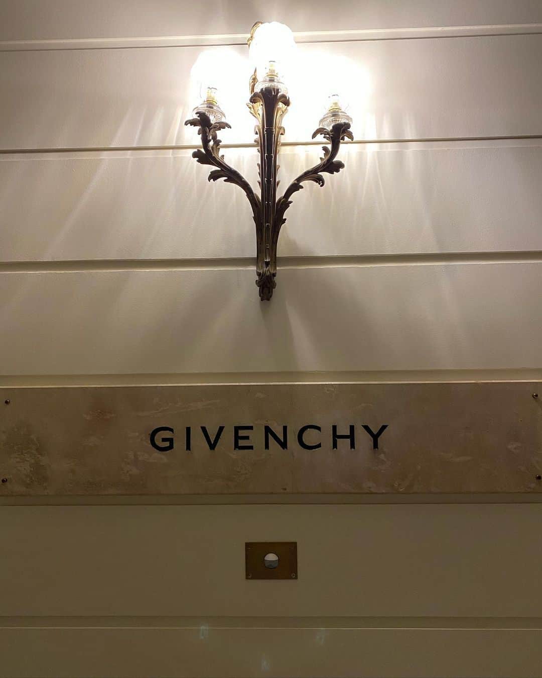 平山美春さんのインスタグラム写真 - (平山美春Instagram)「Givenchy Showroom&Atelier🇫🇷 . Showroomからは綺麗にエッフェル塔が見えて💕雨上がりの綺麗なパリらしい景色が✨☺️ ウディ・アレンの映画ミッドナイトインパリに出てくる綺麗な雨上がりのパリのような景色にうっとり✨ . 近くにあるAtelierでは、オードリーヘップバーンが滞在中にムッシュ・ジバンシーに毎朝バラを届けてお散歩の後朝食を一緒にしていたそう🌹✨ そのまま映画に出てきそうなストーリーで大好き😘✨ 歴史のあるGIVENCHYにまつわるストーリーは、何を想像しても絵になるパリしか想像できない🇫🇷✨ . #givenchy #pfw2020 #pfw #pfw20  #paris #france #collection  #fashion #instafashion #fashiongram  #fashionphotography #fashionnova  #trip #travel #travelphotography #travelgram #traveltheworld #instatravel  #audreyhepburn #monsieurgivenchy  #パリ #ジバンシー #フランス  #ファッション #ファッションウィーク #パリ旅行 #フランス旅行」3月10日 17時28分 - miharuhirayama