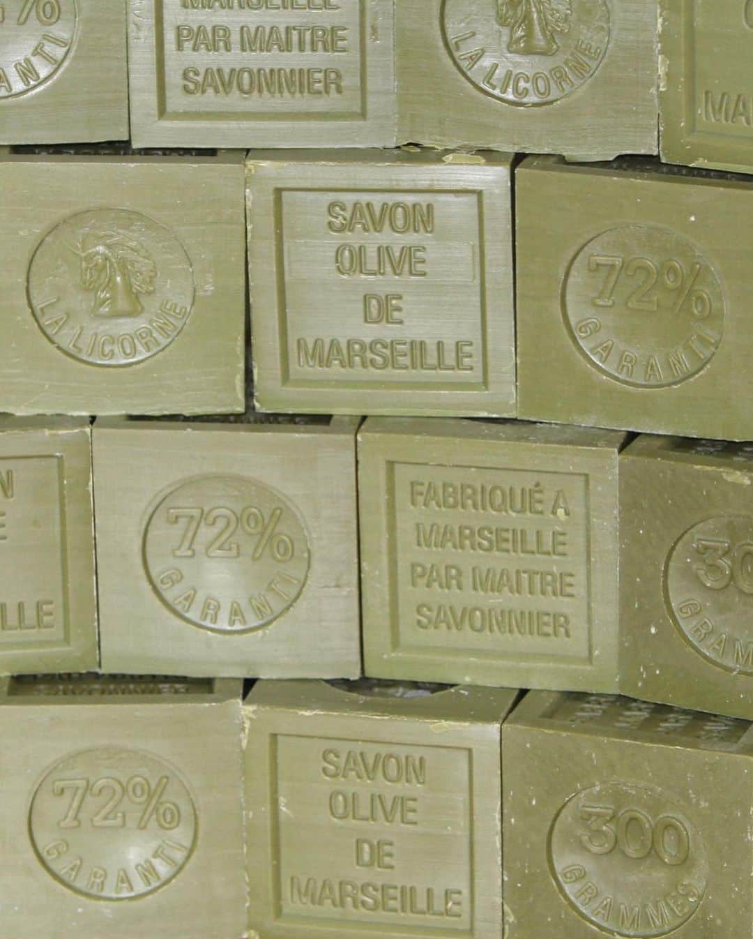 フランス大使館さんのインスタグラム写真 - (フランス大使館Instagram)「【フランスの職人🖐️】マルセイユの石鹸🧼は、その品質の素晴らしさから「王家の石鹸👑」とも呼ばれています。鹸化され、熱い液状となった石鹸は冷やされたのち、伝統的な過程を経て、世界が誇る石鹸🧼となります😊💫 マルセイユの石鹸は歴史が深く、12世紀頃まで遡ります。その人気の高さから動物の油を使ったものなど、マルセイユ石鹸の名前を謳った粗悪品が出回っていたため、1688年にルイ14世は厳格な製造規定を設けました。これがきっかけとなり、世界中でその名誉と伝統を誇る石鹸となりました👑🧼✨ #Artisanat français🖐️ L’authentique savon de Marseille🧼 est fabriqué selon le "procédé marseillais", une méthode de fabrication qui fut réglementée, en 1688, par Colbert. Le "procédé marseillais" est un procédé traditionnel de fabrication composé de plusieurs étapes successives : saponification, cuisson en chaudron, liquidation, coulage, séchage, découpage et estampillage. 📷:bit.ly/3aujaa2  #meilleurouvrierdefrance🇫🇷 #MOF」3月10日 17時29分 - ambafrancejp