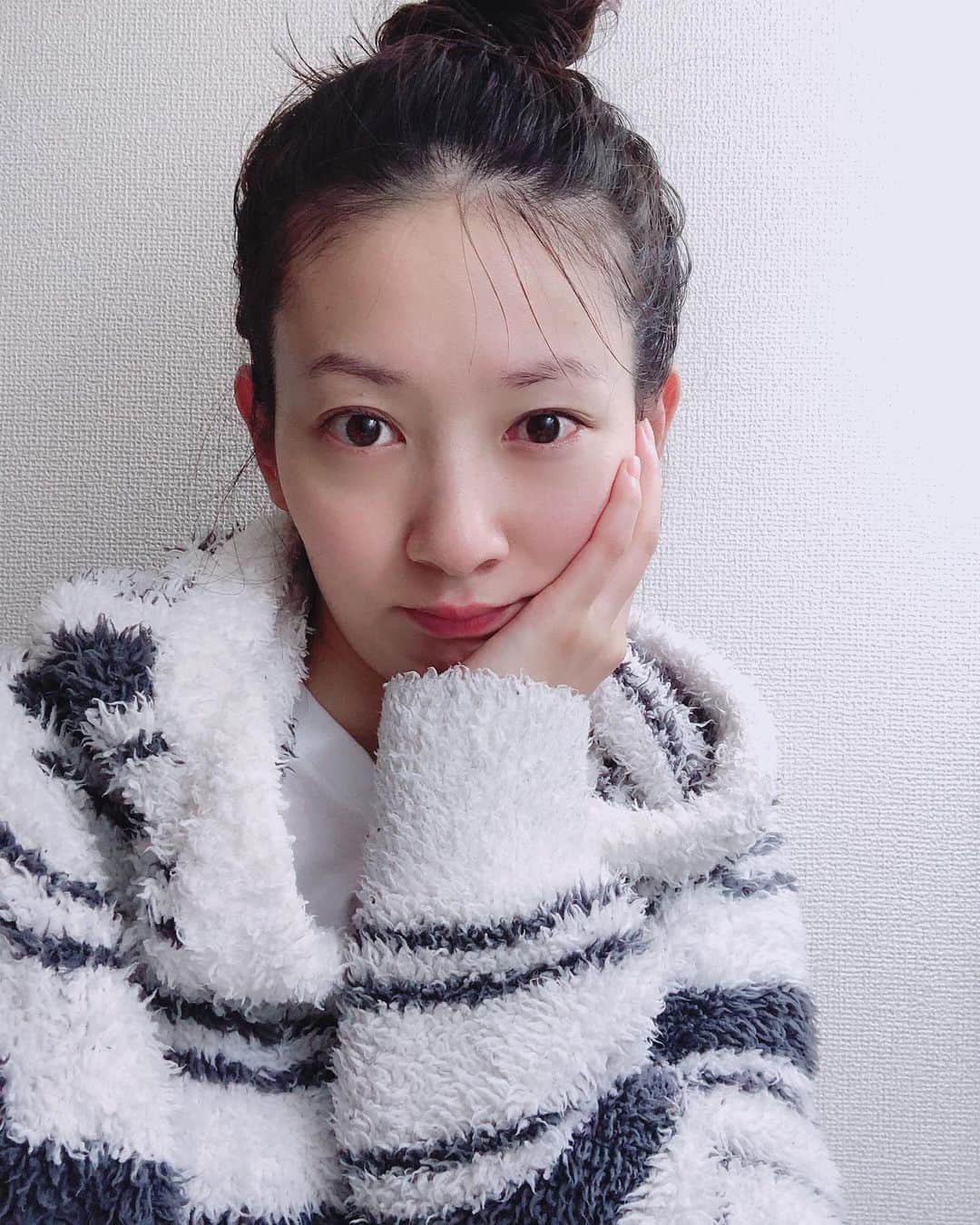 のインスタグラム：「眉毛はないが、肌の調子は良い。 世間はコロナで仕事もキャンセルになるが、手洗いうがいの効果で風邪も引かず調子が良い。 だれか、お勧めの「眉毛美容液」無いですか？笑  #お風呂上がり　#眉毛　#すっぴん　#美容液　#カメラ女子　#川辺優紀子」
