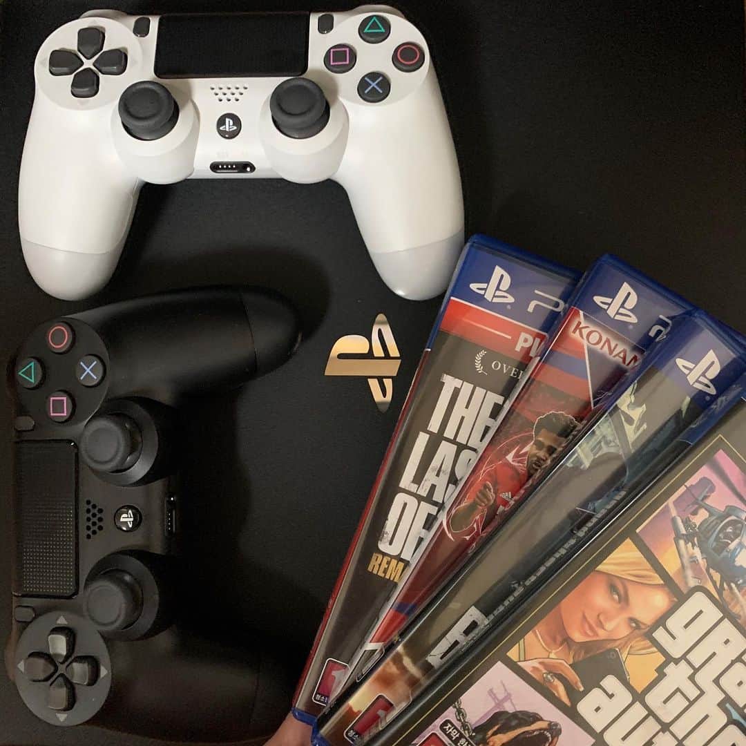 ソヨンのインスタグラム：「🎮 . . . Recently most favorite_ 잠..자야..하는..데...💤 (오늘도 못 자겠지 하핳;) #Number1 #PS4 #Playstation #Newgame #Ecstatic」