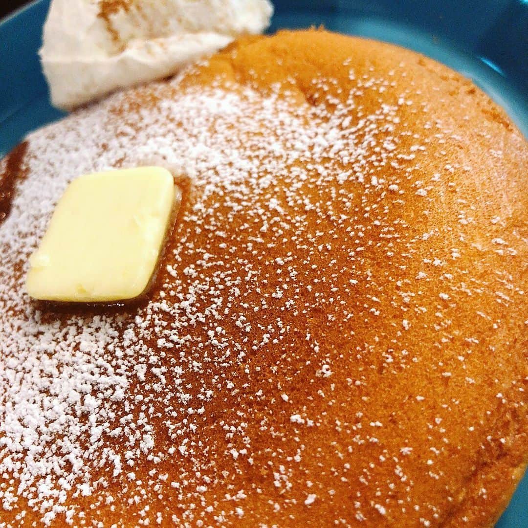涼掛凛さんのインスタグラム写真 - (涼掛凛Instagram)「新宿サブナード内にあるカフェのパンケーキがちょうどいい甘さとふわふわ加減で至高でした。クリーム、バター、メープル、そのまま、大きさはあるのに最後まで飽きずにペロッといけちゃう一品🥞 . . . #パンケーキ #oslocoffee #カフェスタグラム #パンケーキ部 #落ち着くカフェ #オシャレカフェ #また食べたい」3月10日 17時31分 - rin_suzukake