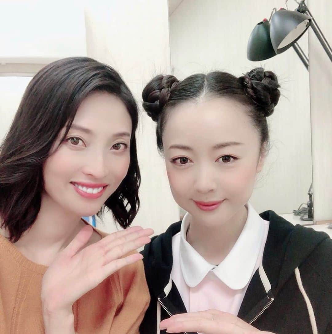 福田ゆみさんのインスタグラム写真 - (福田ゆみInstagram)「撮影所で、どっかで見た後ろ姿やなー？ もしや？と思って声かけたら まさかの、瑛蓮。笑。 瑛蓮ちゃんの一声目 「ウソやん！！！ビックリー！！ 私、今日なユミちゃんの事考えててん！！」 やってー。 さて、私の何を考えてくれててたんでしょうか？笑。  この頭は！！！あれですね！！！ そして、それぞれ撮影へ…。 #ドラマ  #瑛蓮  #福田ユミ  #恋はつづくよどこまでも」3月10日 16時11分 - yumifukuda0511