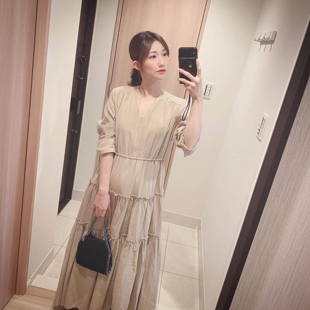 友稀サナさんのインスタグラム写真 - (友稀サナInstagram)「前髪伸びたなあ…💇‍♀️ 妊娠中とか産後に髪を短くするママが多いって聞くけど私は逆🤣理由は特に無いけど、伸ばしてます😛👌 . 今日は出産でバッキバキのズタボロになった身体を治すべくリンパマッサージへ…☑️ 骨盤がもうヤバすぎて自分の歩き方にめちゃくちゃ違和感😭 しっかり治してもらいます💪🔥 . コーデは @chocoa_official の授乳ワンピ🙋‍♀️ タイトスカートも着るけど、フワッとボリュームがある方が好き〜♫ . 息子はバァバとお留守番👶🏠良い子にしててねん💓 . . . #マタニティ#マタニティコーデ #マタニティウェア#授乳服 #CHOCOA#産後服#産後ママ #授乳コーデ#ママリ#ママコーデ  #授乳ワンピース#男の子ママ #令和2年ベビー#2月生まれベビー  #新生児#新生児育児#育児ママ  #混合育児#赤ちゃんのいる生活#👶#🍼」3月10日 16時17分 - sana0810yuuki