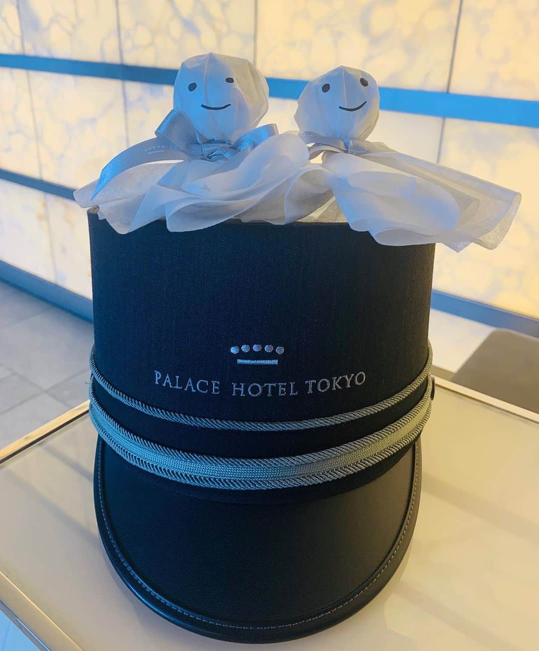 Palace Hotel Tokyo / パレスホテル東京さんのインスタグラム写真 - (Palace Hotel Tokyo / パレスホテル東京Instagram)「東京はあいにくの雨模様。てるてる坊主たちとお天気に思いを馳せて。 Our staff made paper dolls that are said to bring good weather for our guests.  #ホテルステイ #ホテルライフ #おもてなし #てるてる坊主 #てるてるぼうず #ドアマン #雨の日 #雨模様 #明日天気になーれ #丸の内 #パレスホテル東京 #teruterubozu #rainyday #raininginTokyo #hotelstay #hoteldoorman #roomwithaview #omotenashi #Marunouchi #PalaceHotelTokyo」3月10日 16時18分 - palacehoteltokyo