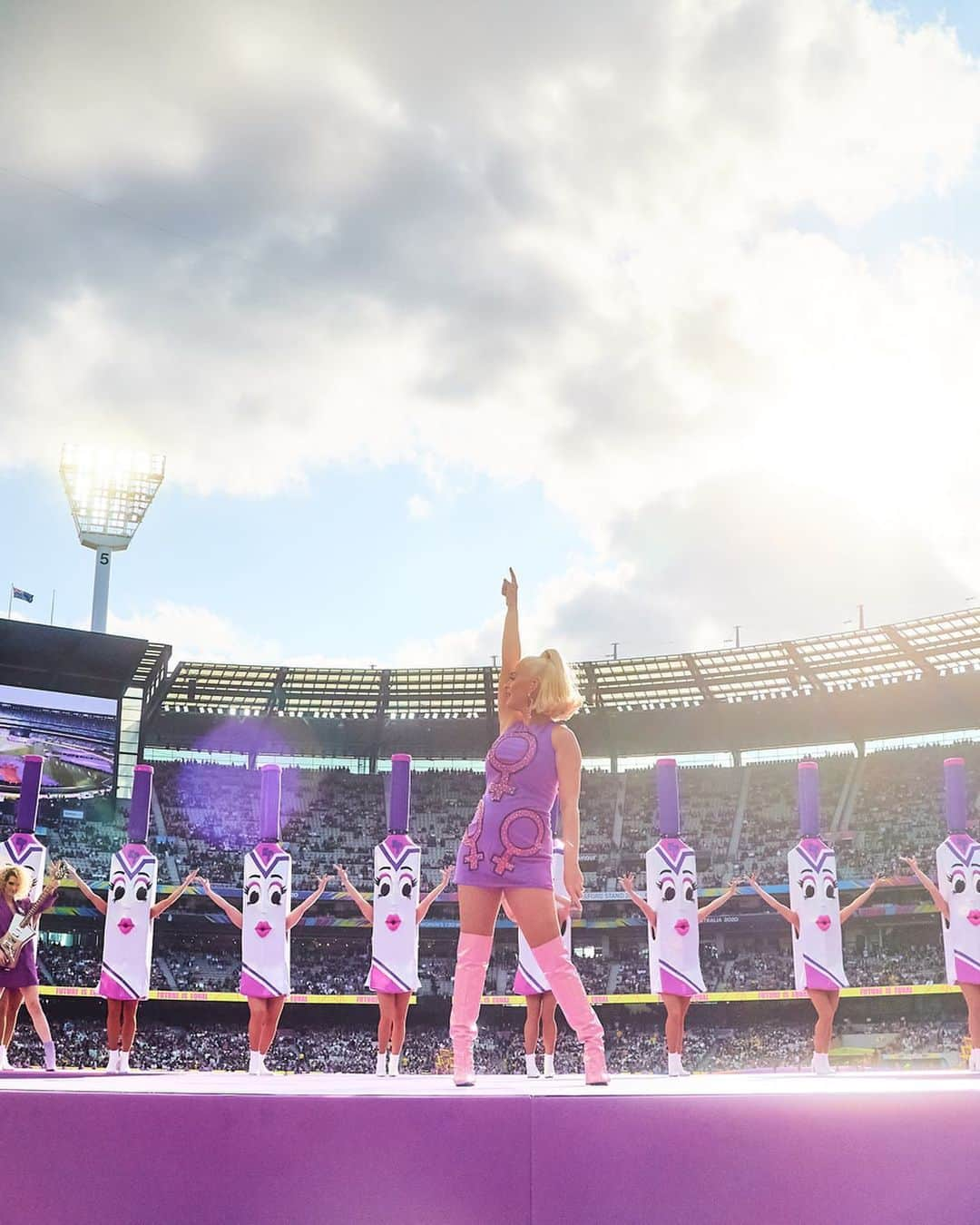 ケイティ・ペリーさんのインスタグラム写真 - (ケイティ・ペリーInstagram)「If: Breaking the Australian record for attendance of a women’s sporting event @billiejeanking 🎾  Sexy 🏏 bats and 🤰🏼 ...don’t say #InternationalWomensDay, I don’t know what does 💗 Thanks to all the incredible people that came out to celebrate WOMEN and all their elements on Sunday in Melbourne at the @mcg. Women are not just one thing💋」3月10日 16時22分 - katyperry