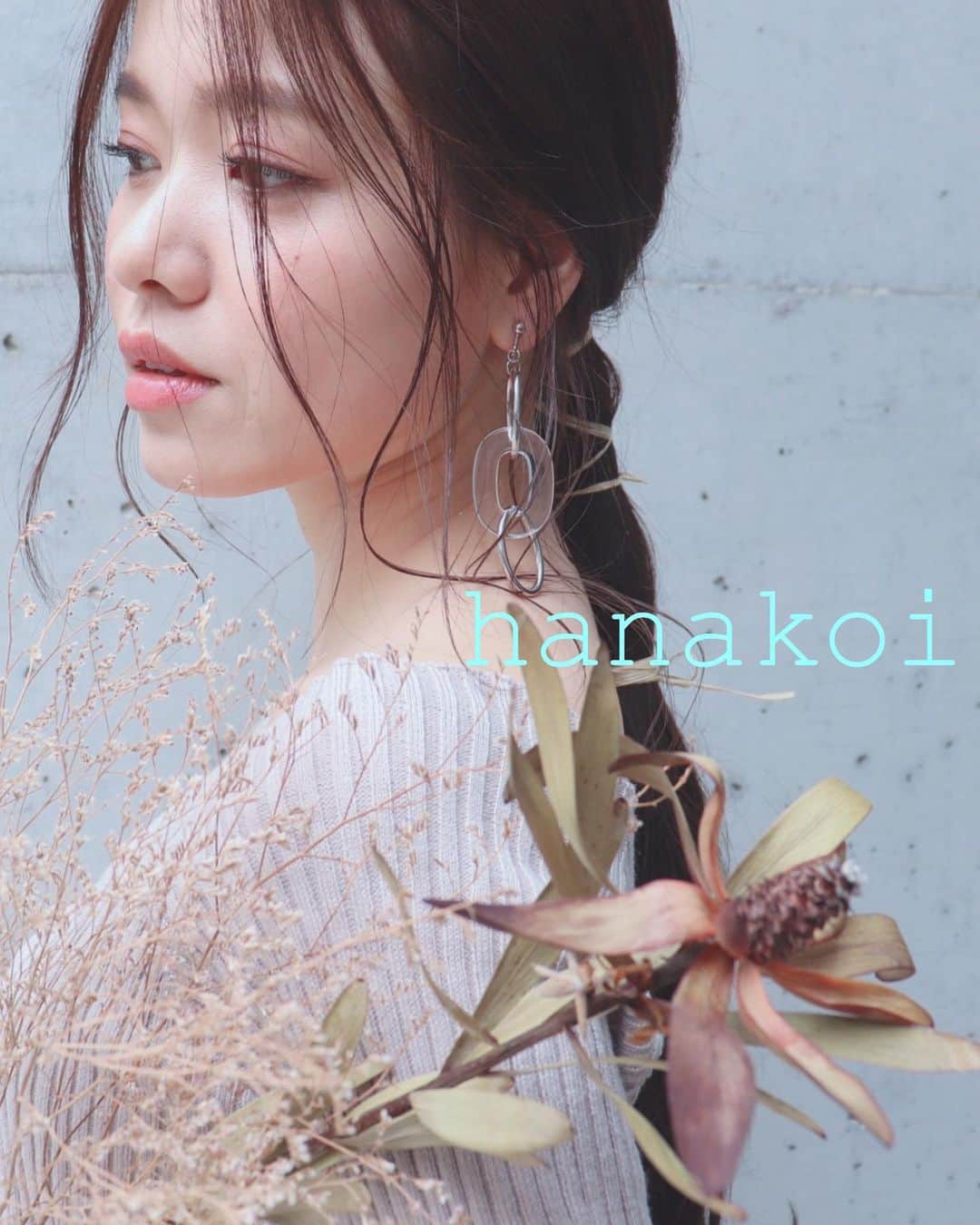 谷桃子さんのインスタグラム写真 - (谷桃子Instagram)「先日のhanakoi(ハナコイ)撮影✨🌸 ✨ ✨hanakoiのコンセプト✨ 華やかに　あなたらしく ナチュラルでkoiするような愛され髪へ。  女性はいくつになっても恋していたい♡♡ そんな気持ちを忘れないでいて欲しい✨そんな思いを込めた hana-koi ピュアオイル✨🌸 撮影　kanae model  eri  みんなに、hanakoiのインスタフォローして欲しいな🤗✨🎶✨宜しくお願いします♡♡(*´꒳`*)✨💓 #hanakoi  #恋するオイル  #ピンクのオイル #美容 #beauty #洗い流さないトリートメント  #kawaii  #谷桃子 #デザイン商品」3月10日 16時24分 - momoko5999