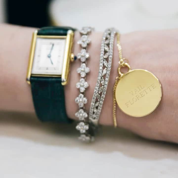 RJMStyleのインスタグラム：「MY DAILY ARM CANDY.. 🍭 1) A gift from my dad #VintageCartier 2) The bracelet that I wore on my wedding day  3) The first piece of jewellery that I bought for myself 4) #Goutal bracelet with my daughters name engraved on it」