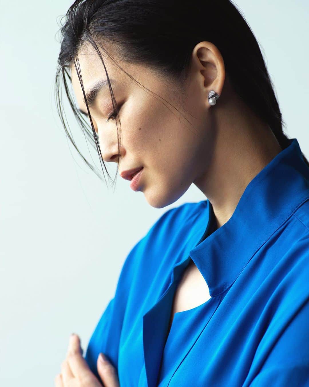 長山一樹のインスタグラム：「最新号のミセスにてMIKIMOTOのブックインブックの撮影を担当させていただきました。マニッシュな横顔に一粒のパール、エレガントです。  @mrs._magazine  @official_mikimoto  Model YOUKI Stylist @yukiwatanabe8688  Hair @jg510  Make @nobukomakeup  #ミセス #mikimoto #photography #kazukinagayama #長山一樹 #hasselblad #h6d #ハッセルブラッド #中判カメラ #エレガント」