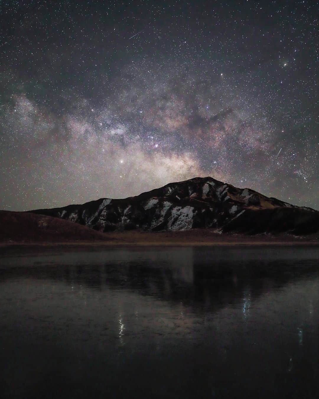 のインスタグラム：「阿蘇を照らす無数の星々🌟 . まるで星が降ってきたような満点の星空🌌 夜の散歩では、自然の壮大な風景を堪能できますよ🚶 . 📍阿蘇山 . . #九州電力 #kyuden #九電 #九州の灯り #九州ぐらむ #広がり同盟 #九州旅行 #九州 #九州愛 #kyushu #くまもと #kumamoto #kumamototrip #aso #minamiaso #阿蘇観光 #阿蘇市 #熊本観光 #熊本旅行 #熊本 #阿蘇山 #星景 #阿蘇五岳 #阿蘇写真部 #草千里 #草千里ヶ浜 #天の川 #星景写真 #星空 #星空フォト」