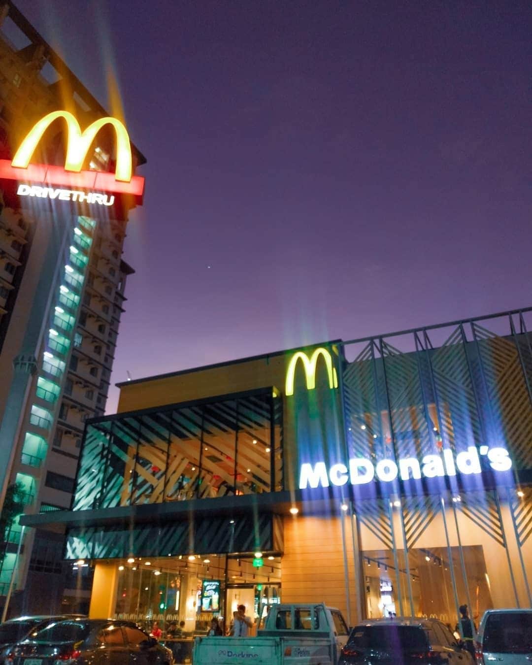 McDonald's Philippinesのインスタグラム：「These bright lights are here to make your day (or night). Head over to a McDonald’s Drive-Thru! Thanks for stopping by @pengtolentino7」