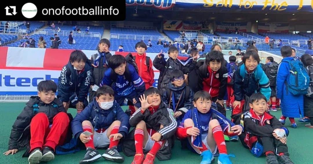 小野裕二さんのインスタグラム写真 - (小野裕二Instagram)「.. 昨年度から始めたサッカー教室の一貫で今シーズンから新たに始めた企画です。  今後も様々な企画を考えて より多くの子供達にプロ選手を目指してもらえるよう取り組んでいきたいと思います。  #Repost @onofootballinfo with @make_repost ・・・ 先日、当事務局のイベントとして 2020 明治安田生命J1リーグ  横浜F・マリノスVSガンバ大阪の開幕戦に 小野悠斗・裕二兄弟の地元である、横須賀市の少年サッカーチームを招待させて頂きました。  初めての試みとなりましたが、サッカー少年少女たちがサッカーの試合をスタジアムで直接観戦できるきっかけが作れてとても嬉しい思いです。  当事務局の発起人である、小野悠斗・裕二兄弟も、もっともっと横須賀の子供達にサッカーの楽しさを知ってもらい、プロ選手が横須賀から新たに生まれる事を強く望んでいます。  楽しそうに観戦している姿を見れて小野兄弟も事務局スタッフもとても嬉しく思っています。  イベント時はマリノス様のお計らいにより、スクリーンへの招待チームのご紹介、タオルやユニフォームのプレゼント、試合後はピッチレベルでの記念撮影をさせていただきました。  マリノスの関係者の方々、引率して下さった保護者の方々、色々な方々の協力の元、無事イベントは迎えられました。 本当にありがとうございました。  小野裕二が試合に出場する事はありませんでしたが、今後も神奈川での試合で招待イベントを企画しております。  今後もどうぞご期待下さい！  #onofootballclinic #onofootball事務局 #サッカー #football #soccer #マリノス #ガンバ  #日産スタジアム #横須賀 #YOKOSUKA #地元 #小野悠斗 #小野裕二  #サムットプラーカーンシティFC #ガンバ大阪 #城北ファイターズ #NPO法人TADOなかよし」3月10日 16時59分 - onoyuji.official