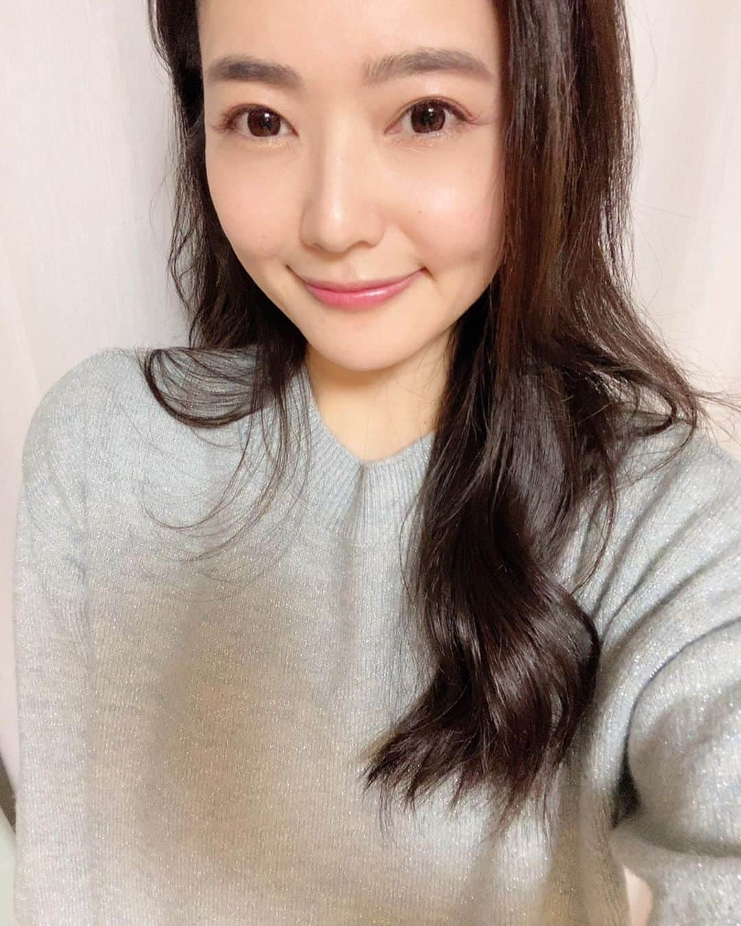 山口愛実のインスタグラム：「日本初の皮脂抑制成分ライスパワーNo.6エキスが配合されたアクポレスを使用してみました。  乳液はさっぱりしたテクスチャーなのにしっとりと潤う  ベトベト感が全くなくジェルと一緒に使用すると肌がサラサラなのに全く乾燥しなかったです  これからの日差しがどんどん強くなり花粉などで肌荒れが気になる季節にはカサカサ、テカテカからニキビになることもあったんですが アクポレスなら保湿力をたもちながら皮脂と水分のバランスを整えられるから心強いです。  #アクポレス  #acpoless  #ニキビケア  #大人ニキビ  #ニキビ  @acpoless」