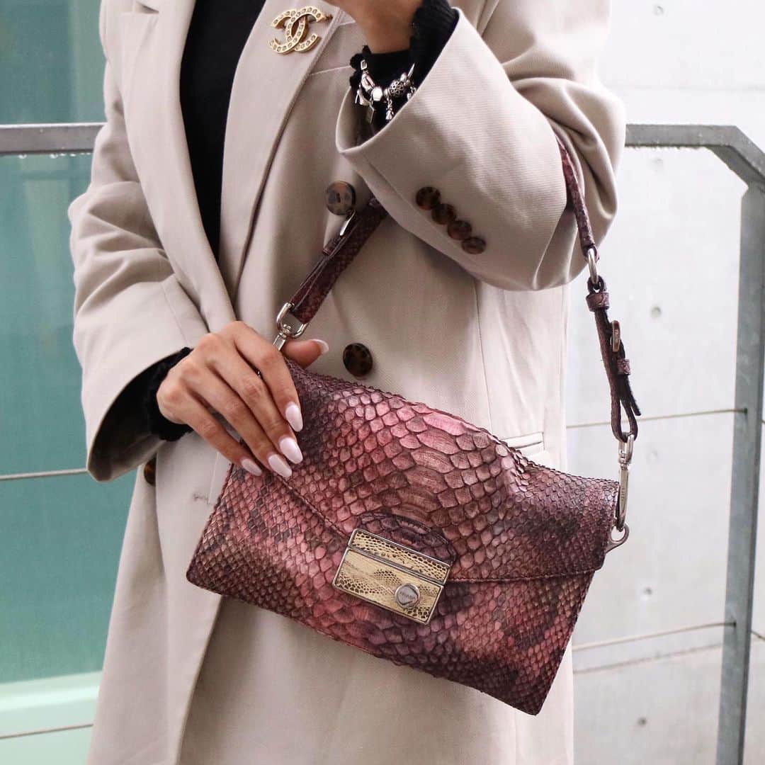 Vintage Brand Boutique AMOREさんのインスタグラム写真 - (Vintage Brand Boutique AMOREInstagram)「Prada python shoulder bag Free Shipping Worldwide✈️ ✉️ info@amorevintagetokyo.com  #ヴィンテージ #プラダ#ヴィンテージプラダ#ヴィンテージブランドブティック #アモーレ #アモーレトーキョー #表参道 #東京#prada #vintageprada #vintage #pradavintage #tokyo #japan #aoyama #omotesando #amore #amoretokyo #vintageshop #boutique #vintageboutique」3月10日 17時04分 - amore_tokyo