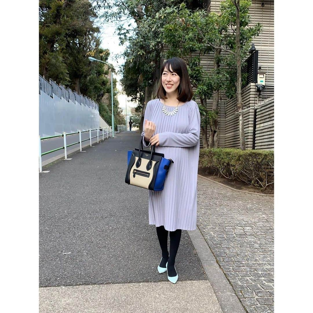 徳山沙季さんのインスタグラム写真 - (徳山沙季Instagram)「. ♡ 臨月の頃購入した @gu_for_all_ の #カットソープリーツワンピース 👗 超大型店限定アイテムです💁‍♀️ 仕事でも使えるきれいめワンピースです😌 ひさびさにオンラインを見たらかなり安くなってました🌸 . まだまだ春にも着られそうな生地です❣️ 大きかったお腹がすでに懐かしいです🤰 妊娠中は、ユニクロ、guにたくさんお世話になりました🥰 ブログにもマタニティコーデの記事を少しずつ書いています♡ . . #ワンピース　: #gu #パンプス　: #picheabahouse  #バッグ　: #celine . . #ootd #gu_for_all #ponte_fashion #girlsmom #mineby3mootd #みんなのguコーデ #gu春コーデ2020 #amebaオフィシャルブロガー  #新米ママ　#マタニティコーデ  #プレママ　#女の子ママ #アナウンサーコーデ #フリーアナウンサー #ママアナウンサー #おしゃれさんと繋がりたい」3月10日 17時05分 - saki.whitesnow