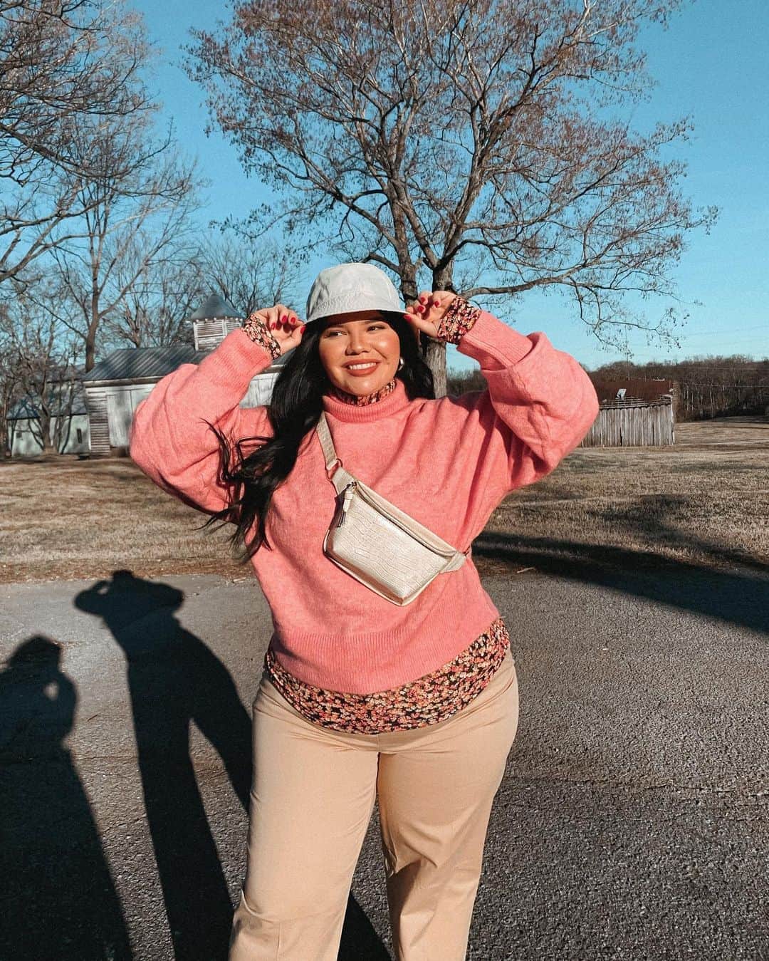 H&Mさんのインスタグラム写真 - (H&MInstagram)「Tuesday style tip from @erikaaguileraa ✨ #HM #HMxME #regram  Pink sweater: 0788632005 Bag: 0851062002 Floral turtleneck: 0733098017 Pants: 0751471026」3月10日 17時07分 - hm
