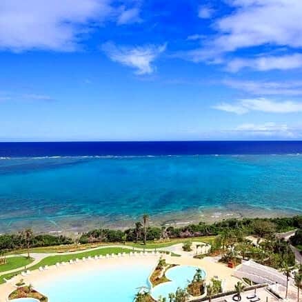 ホテルモントレグループのインスタグラム：「青い海、青い空！ホテルモントレ沖縄のロイヤル・ルームから臨む、最高の景色です♪ . A blue sky and blue ocean,,,it's a breathtaking view from our Royal Room! . #ホテルモントレ沖縄 #ホテル #ホテルモントレ #沖縄 #沖縄旅行 #オーシャン #オーシャンビュー #プール #リゾート #リゾートホテル #青 #ブルー #南国リゾート #恩納村 #タイガービーチ #hotelmontereyokinawa #okinawa #okinawatrip #hotel #resort #resorthotel #ocean #oceanview #japantravel #beach #pool #blue #bluesky」