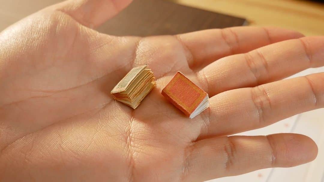 ohanaさんのインスタグラム写真 - (ohanaInstagram)「1/12サイズの豆本を制作中👷‍♂️ : : あと570冊🙃 : ひとつひとつ丁寧に、と思うんだけど所々木材を挟んでいます。 : : : #ミニチュア #mini #miniature #miniatures #miniaturebook #miniaturebooks #diy #dıy #diycraft #papercraft #ハンドメイド #handmade」3月10日 17時25分 - hanabira_kobo