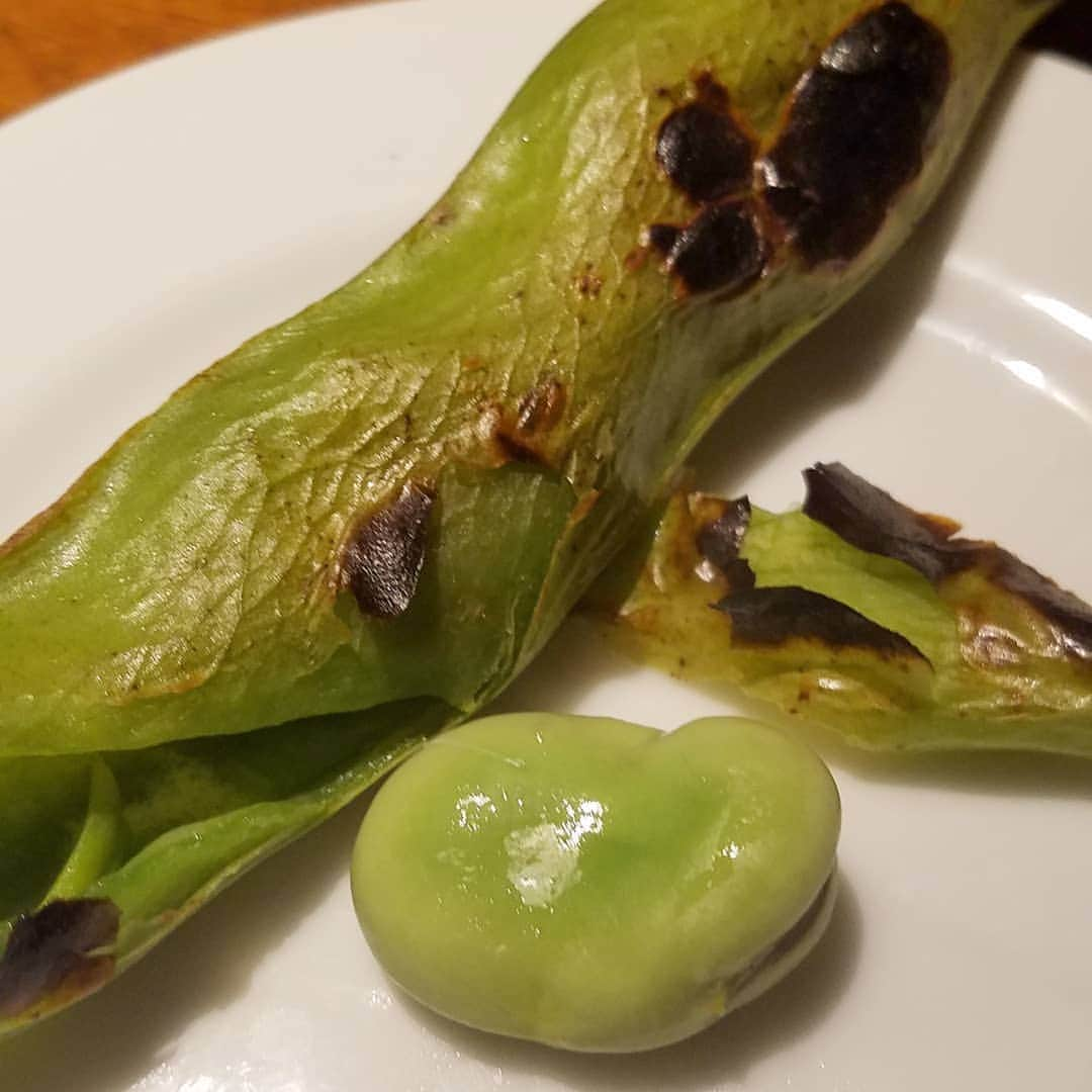 黒田啓蔵さんのインスタグラム写真 - (黒田啓蔵Instagram)「焼き空豆。この時期だったっけ？ 美味しかった。  #夕食 #誕生日会 #空豆 #焼き空豆 #たていし #新宿御苑前」3月10日 8時45分 - kurodakeizo