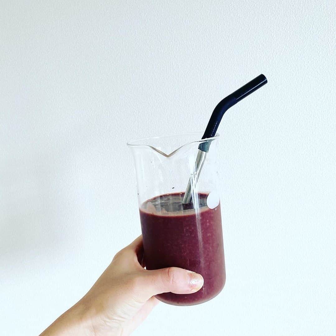 のインスタグラム：「素敵な写真をシェアさせて頂きます💜  ビーカーとストローで飲むアサイースムージーは斬新なアイデアですね💡  ありがとうございます💜 #repost @a_____k___o___z ・・・ . . 【My straw】 . .  ビーカーとストローで飲むのって特別🕊  @sambazon で作ったaçaí smoothie . . ・açaí ・banana2本 ・chia seed ・nuts ・oatmeal  暖かくなってきて、 冷たいスムージーが飲みたくなる😌 . @harukakuriyama のYouTubeを見てつくりました🤍 . #スムージー#アサイ#organic#sustinable#sustainability #ecolife#mystraw#エコ生活#エコライフ#マイストロー#ヴィーガン#vegan#acaibowl #アサイースムージー#アサイー#サンバゾン　#免疫力　#抗酸化　#ファイトケミカル #チアシード　#バナナ　#オーツミルク」