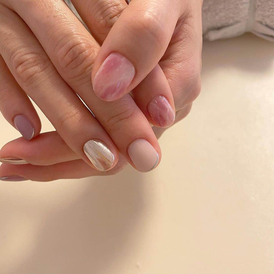 Kana Kobayashiさんのインスタグラム写真 - (Kana KobayashiInstagram)「#Anela #shortnails #fashion #ネイル #表参道ネイルサロン #シンプルネイル #ママネイル #青山プライベートサロン #大理石ネイル  #ミラーネイル」3月10日 9時04分 - anela_kana