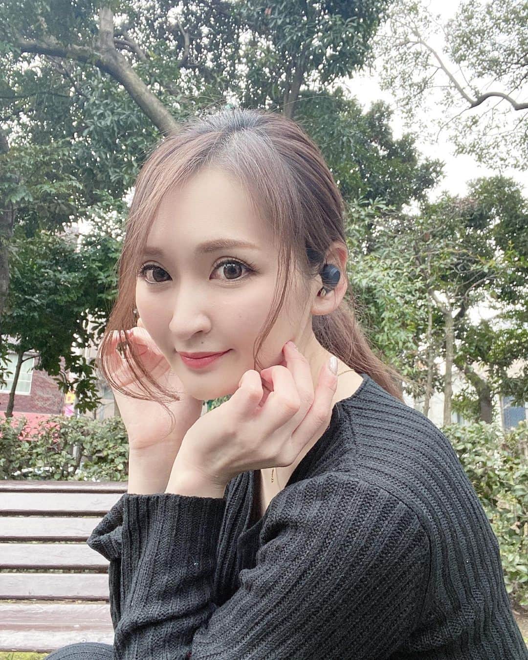 のインスタグラム：「イヤホンはもうずっと @sudio のしか使ってないぐらいお気に入りなんだけど、また新作がでて使ってみたら、さらにさらにパワーアップしてたよー♥️ ・ iPhoneとの接続も今までよりスムーズで、 耳にフィットしやすいし、さらに小型になったからバッグの中でかさばらなくてちっちゃいバッグの時でも連れていける🙃🙂 ・ 音質もクリアで周りの音を軽減できる機能がついてるから、通勤電車でも大活躍してます☻ しかも見た目がおしゃれで可愛いところもほんとに好き♥︎ 私は、Femのクラシックブルーにしたよ🎧 15%オフのクーポンがあるのでよかったら使ってね☻ ・ 15％オフクーポン:15_saori ・※有効期限：2020/5/31まで ・ そして今新生活応援キャンペーン実施中だよ✨ 3月9日から3月29日までイヤホン本体をお買い上げの方には、通勤通学をおしゃれに飾るカードケースとギフト包装をプレゼント🎁 ※キャンペーン期間は在庫がなくなり次第終了 ・ Fem(フェム) -🎧 ✔︎最新の完全ワイヤレス ✔︎最大6時間の連続再生 ✔︎充電ケース使用で最大20時間の再生が可能 ✔︎IPX5対応の防水性 ✔︎4つの内蔵マイクで周囲の騒音を軽減できる ・ #sudio #sudiomoments #PR #fem #femclassicblue #sudiofem」