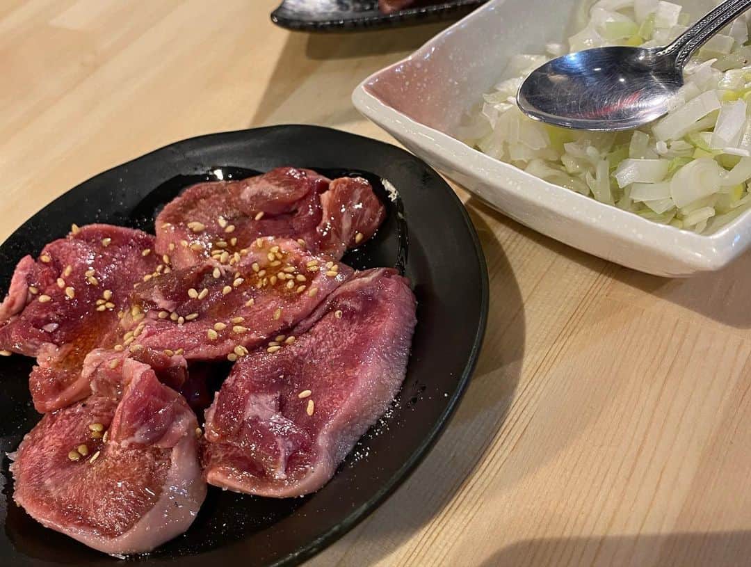 水木一郎さんのインスタグラム写真 - (水木一郎Instagram)「肉寿司にネギたん塩。ハラミにざぶとんなどなど。いつも同じ肉ばかりだけど、どれも好きな部位なんだV! #dinner #焼肉  #肉寿司  #ネギたん塩  #ハラミ  #ざぶとん  #水木一郎」3月10日 9時22分 - ichiromizuki