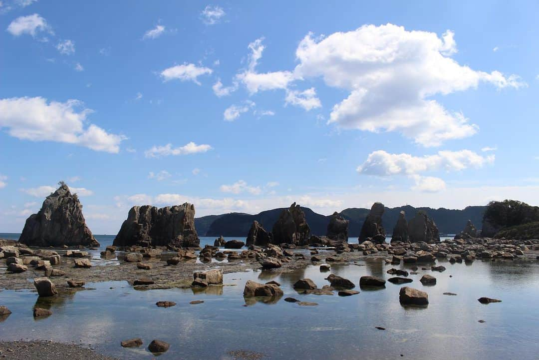 きいちゃんさんのインスタグラム写真 - (きいちゃんInstagram)「☆和歌山県の景色紹介シリーズVOL１☆  今回は、#串本町　にある #橋杭岩　の写真です。  天候が晴れの日は、このように綺麗な写真が撮れます！  ぜひ、和歌山にお越しください！. . ○和歌山県東牟婁郡管内の市町村  #新宮市 #那智勝浦町  #太地町 #古座川町 #北山村 #串本町  https://www.pref.wakayama.lg.jp/prefg/130700/index.html  #insta_wakayama #和歌山県 #和歌山 #東牟婁郡 #ステキ和歌山 #海 #和歌山の海」3月10日 9時34分 - wakayamapref_pr