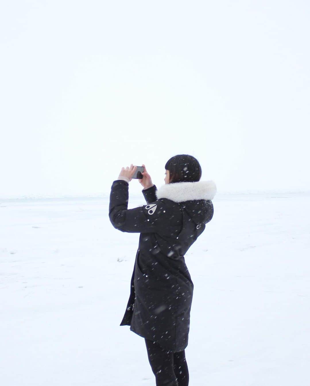 のインスタグラム：「❄️ Went from frozen lakes and snowstorms, to crop top weather in 5 days this spring break ☀️#michiganweather 🥶📷: @khowfang_wong」