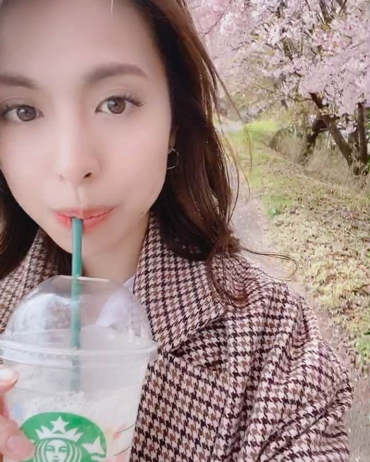 のインスタグラム：「🌸🌸🌸 . 久しぶりに目元を新しく👁 湘南で今大人気のまつエクサロン🥺 ここのエクステはほんっっっとに取れない。 人にもよるかもしれないけど 私の場合寝てる間にいじっちゃうにも関わらず 基本、1ヶ月半は絶対平気。 メンテナンスこまめに通えないから ここまで持つとほんとーに助かる🤤 . 今回はまつエクと一緒に 3月から始まった新メニュー🆕 #ラッシュアディクト も一緒に♡ 👆でも言った通り 寝てる間とか気付かないうちに いじっちゃってるみたいで 切れて短く少なくなってるまつ毛。 まつエク付ける前に専用の機械で 育毛してくれるの。 なかなか生えてこない眉毛にも🔛 . 【 @matsueku 】 before afterとか載ってるから 悩んでる人、見てみて〜♡ 施術一回でも分かるほど！ 他にも新しい育毛メニューが 2種類あるから次やってみよっと😉 . まつエクMenuは安定の #アップワードラッシュ 120本♪ これが全然取れないやつです。 順調に育毛して増えてきたら エクステなしでも バザバサになる事を夢見てます♡ . 地元の茅ヶ崎からも近いから 友達とか幼稚園のママ友も すごく気になってるみたいで リアルに色んな人におすすめしてる♡ フリマで来てくれた人は もう場所分かるよねっっ🙌 朝の支度がらくちんらくちん。 春メイクでは #抜け感 を大事に。 写真はEyeline無しでRip&Cheekのみ♡ 久しぶりにメイクポーチの中身 全とっかえしたい気分！ ________________ 📍LASH MERY ( @matsueku ) 平塚市八重咲町18-25 寺本ビル3F 08049220802 🐾平塚駅より3分」