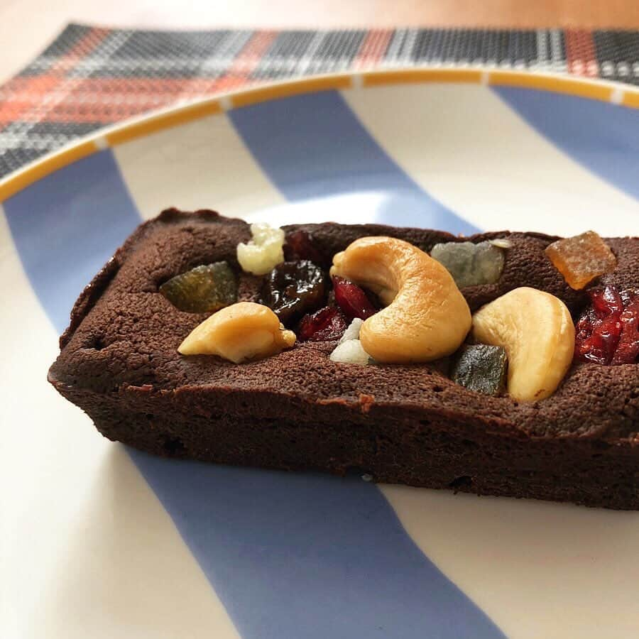 相沢梨紗さんのインスタグラム写真 - (相沢梨紗Instagram)「GM☀️✨✨ . Chocolate brownies❣️ . 焼き菓子はいつも @balmuda のトースターで焼いてます✌️ . このサイズでの火加減がだんだんとわかってきたよ💕 . 今日もいちにち、自分ができる事を丁寧に〜💪 . . . #cooking #sweetstagram #chocolatedessert #brownie #chocolatecake #chocolate #cake #bakedsweets #チョコレート #チョコレートブラウニー #りさスイーツ #sweets #balmuda #wedgwood」3月10日 9時45分 - risacheeese